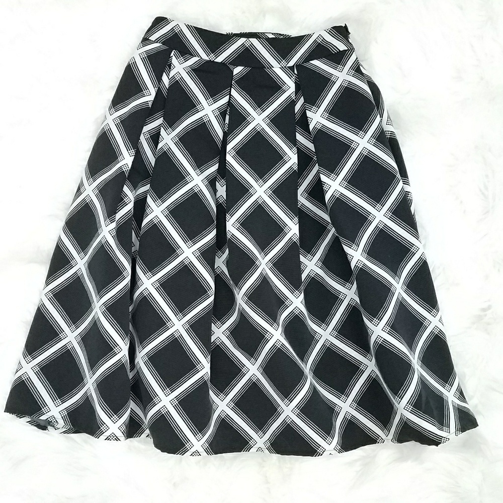 Express bubble skirt in black and white  Size 00